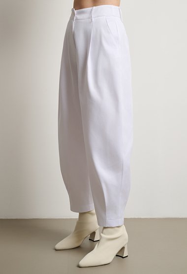Relaxed fit pleated pants