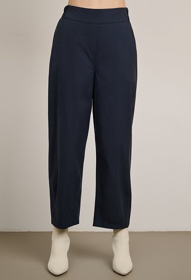 Straight-leg trousers with pockets