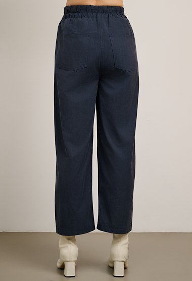 Straight-leg trousers with pockets