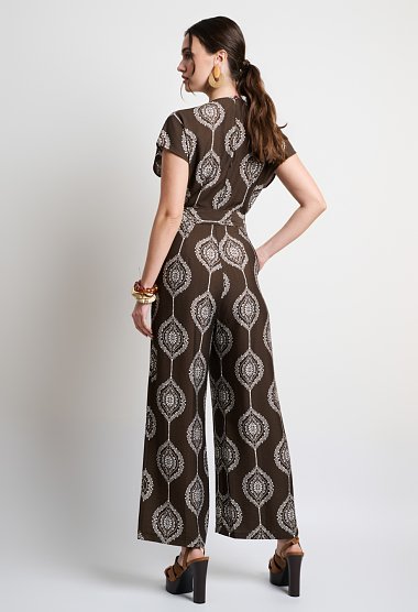 Ολόσωμη φόρμα κρουαζέ με ethnic print σε καφέ απόχρωση