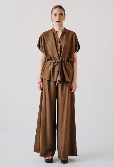 Set with a button-up blouse and trousers with an elastic waistband