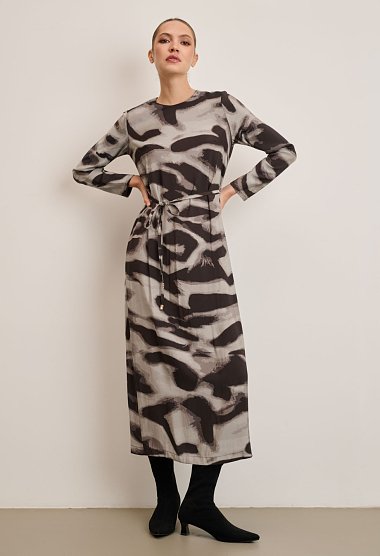 Long dress with an abstract pattern and a belt at the waist