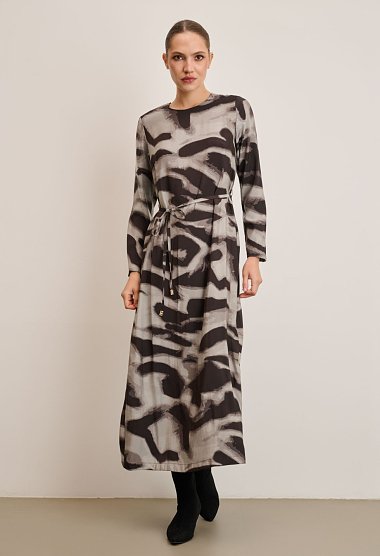 Long dress with an abstract pattern and a belt at the waist
