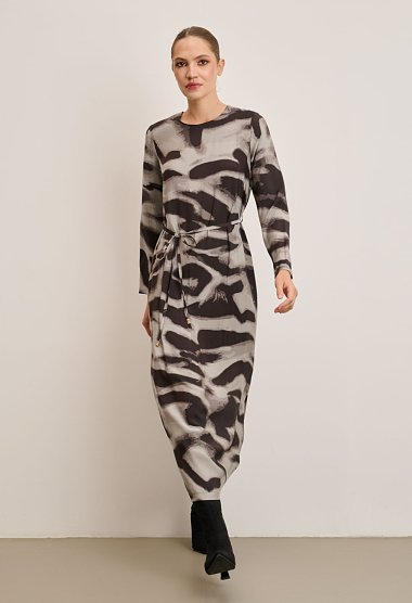 Long dress with an abstract pattern and a belt at the waist
