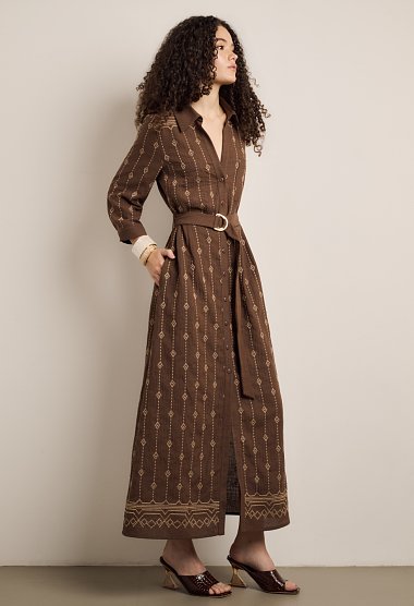 Maxi dress with embroidery and belt.