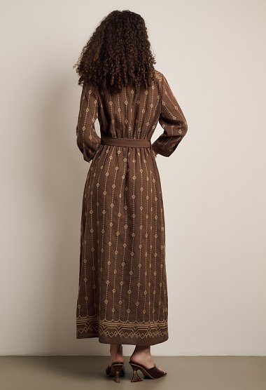 Maxi dress with embroidery and belt.
