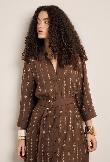 Maxi dress with embroidery and belt.