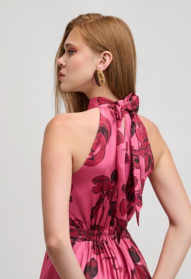 Floral maxi αμπιγιέ φόρεμα με halter λαιμό και δέσιμο