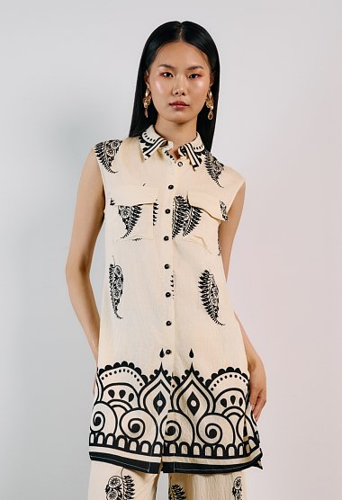 Sleeveless shirt with pattern