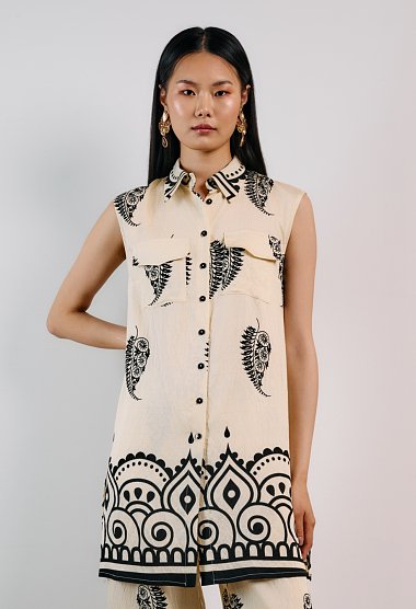 Sleeveless shirt with pattern