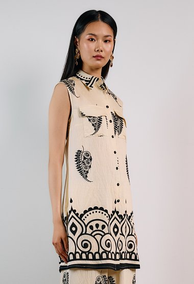 Sleeveless shirt with pattern