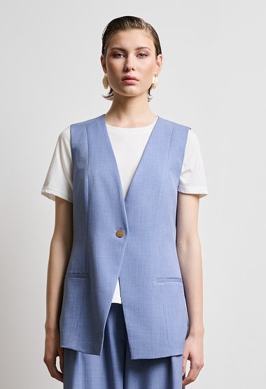 Sleeveless vest with back belt