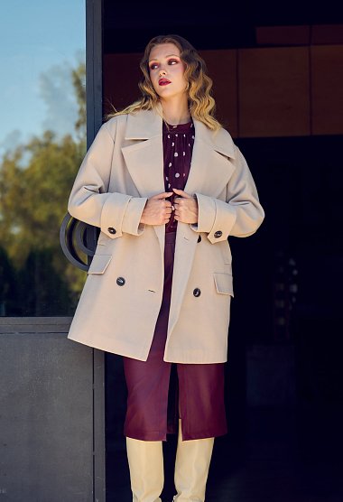 Short coat with double-breasted fastening