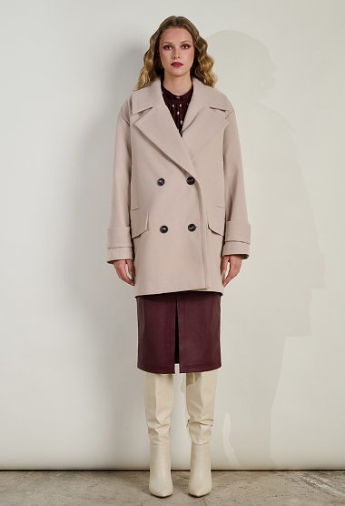 Short coat with double-breasted fastening