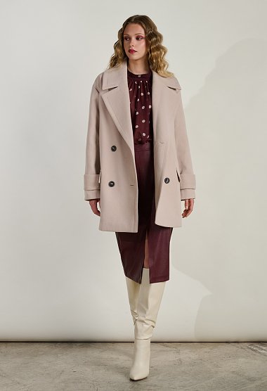 Short coat with double-breasted fastening