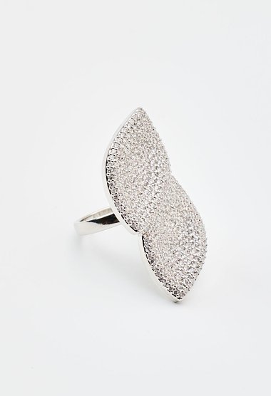 Leaf-design ring with rhinestones