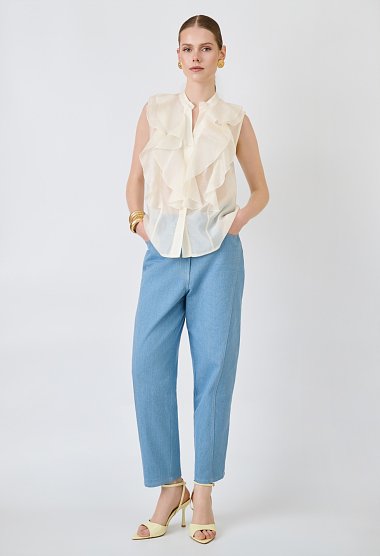 Sleeveless shirt with ruffles