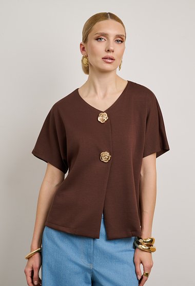 Blouse with a V-neckline and gold buttons
