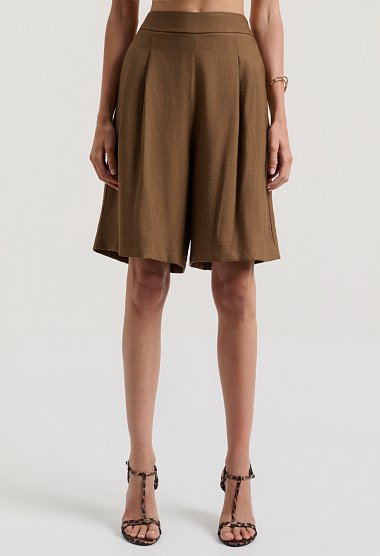 Pleated bermuda shorts with an elastic waistband