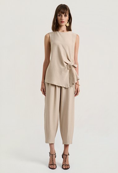 Set with a sleeveless top and balloon pants