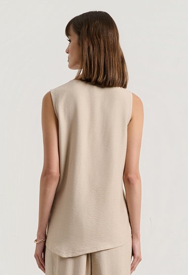 Set with a sleeveless top and balloon pants