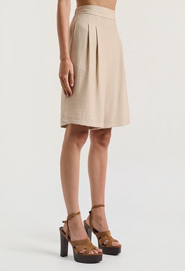 Pleated bermuda shorts with an elastic waistband