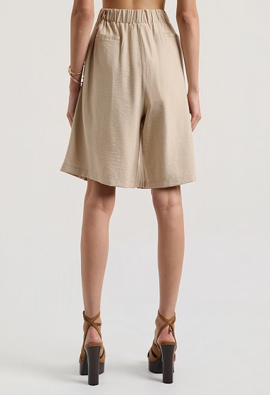 Pleated bermuda shorts with an elastic waistband