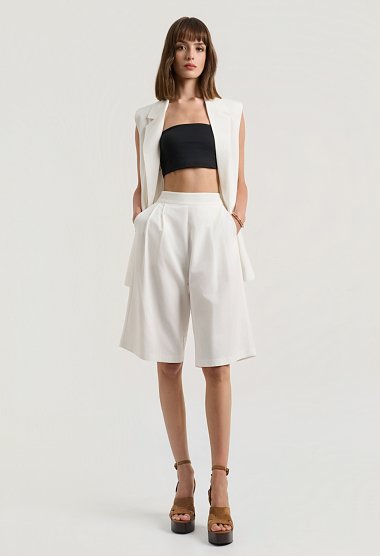 High-waisted bermuda shorts with pleats and pockets