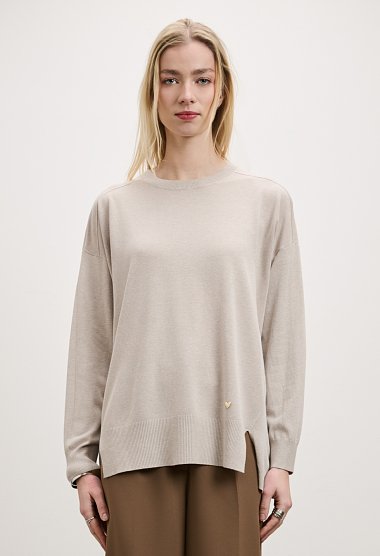 Long knitted top with round neckline