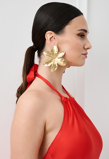 Flower-shaped earrings with a hammered texture