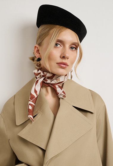 Short trench coat with double-breasted fastening