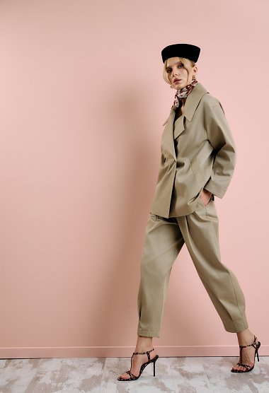 Short trench coat with double-breasted fastening