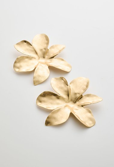 Flower-shaped earrings with a hammered texture