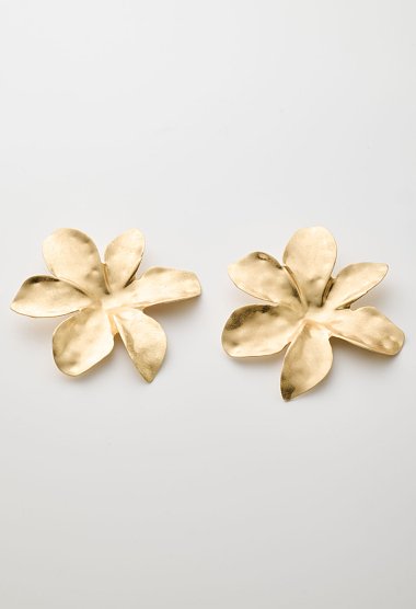 Flower-shaped earrings with a hammered texture