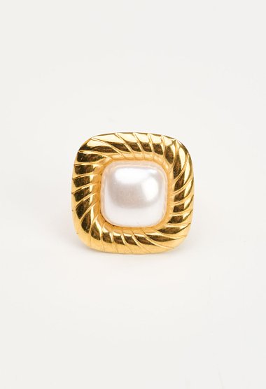 Square-shaped ring featuring a stone