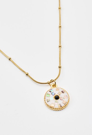 Gold-plated necklace with a round motif and mother-of-pearl details