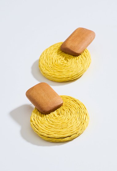 Σκουλαρίκια από raffia με ξύλινη λεπτομέρεια