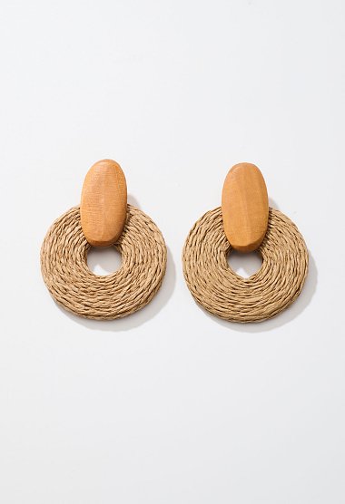 Round earrings with wooden detail
