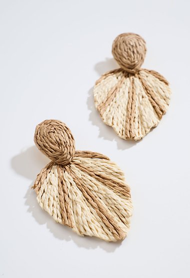 Raffia leaf-shaped earrings