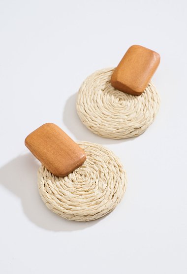 Raffia earrings with wooden detail