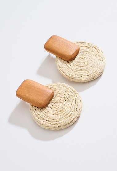 Raffia earrings with wooden detail