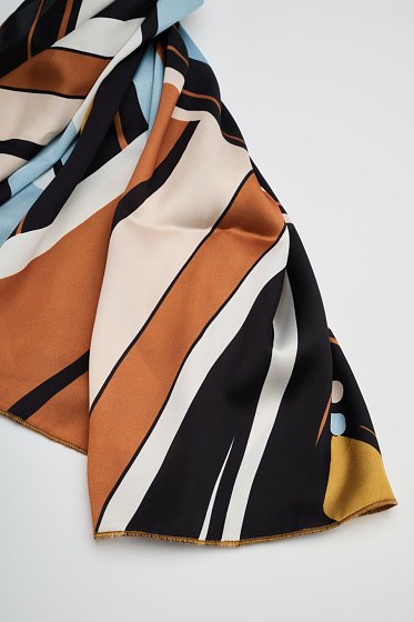Geometric print scarf