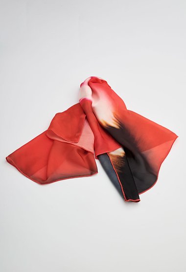 Scarf in red tones