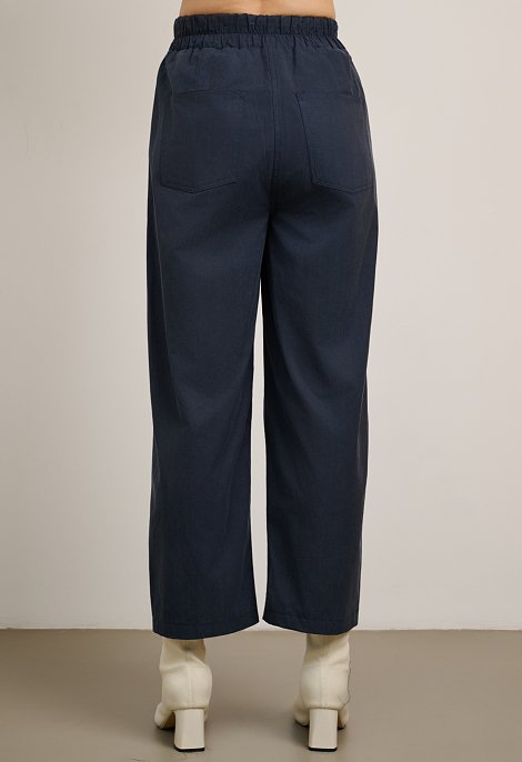 Straight-leg trousers with pockets