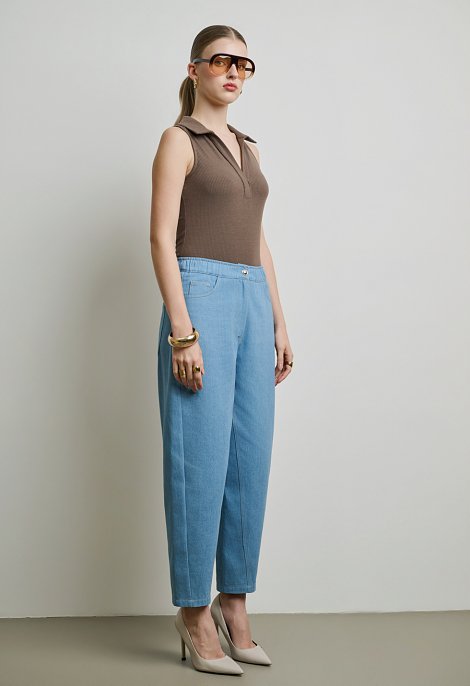 High-waisted elasticated jeans