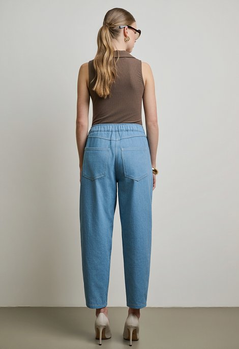 High-waisted elasticated jeans