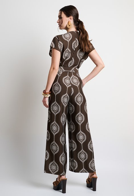Ολόσωμη φόρμα κρουαζέ με ethnic print σε καφέ απόχρωση
