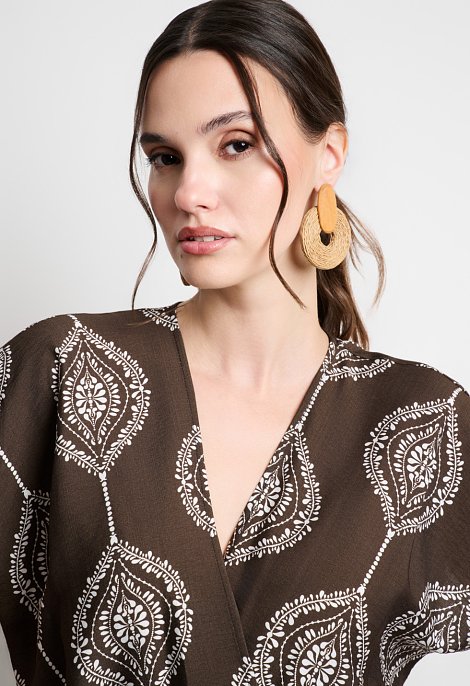 Ολόσωμη φόρμα κρουαζέ με ethnic print σε καφέ απόχρωση