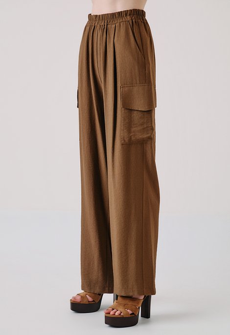 Set with a zip-up jacket and cargo trousers