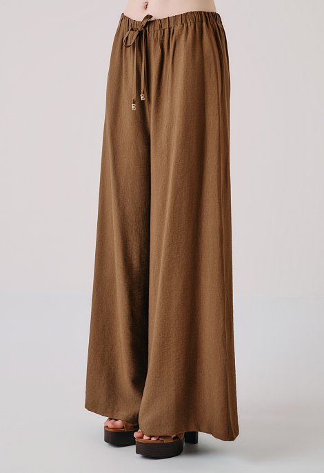 Set with a button-up blouse and trousers with an elastic waistband